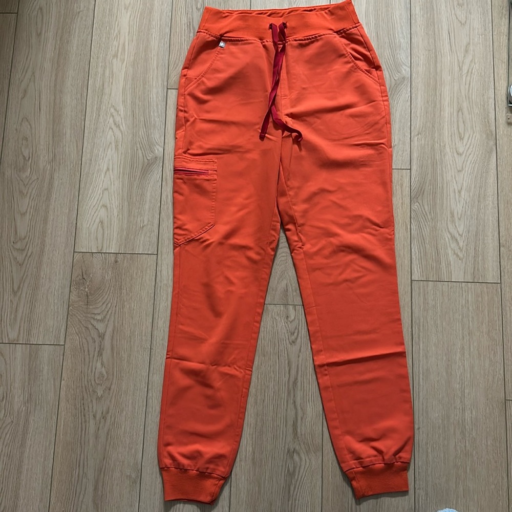 Figs jogger scrub pants size S/T in the color Sunset Orange